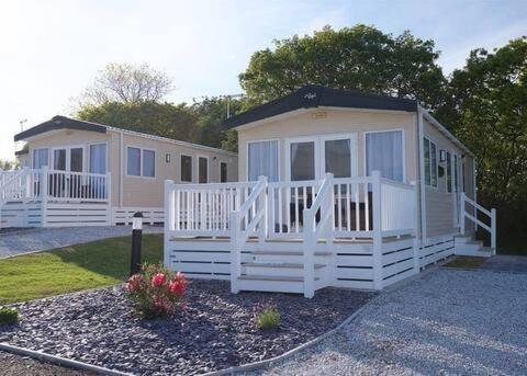 Our Goldfinch 1- Sleeps 2 Persons- Private Hot Tub-Pet Friendly-Tranquil Holiday Away From It All Yet Not Far From St Austell- The Holiday Home Has One Bedroom, Living And Dining Area, Equipped Kitchen-Decking-Outdoor Furniture-Fishing Lakes And More Grampound Kültér fotó