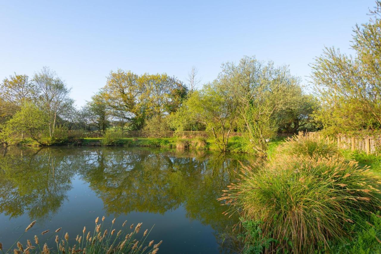 Our Goldfinch 1- Sleeps 2 Persons- Private Hot Tub-Pet Friendly-Tranquil Holiday Away From It All Yet Not Far From St Austell- The Holiday Home Has One Bedroom, Living And Dining Area, Equipped Kitchen-Decking-Outdoor Furniture-Fishing Lakes And More Grampound Kültér fotó