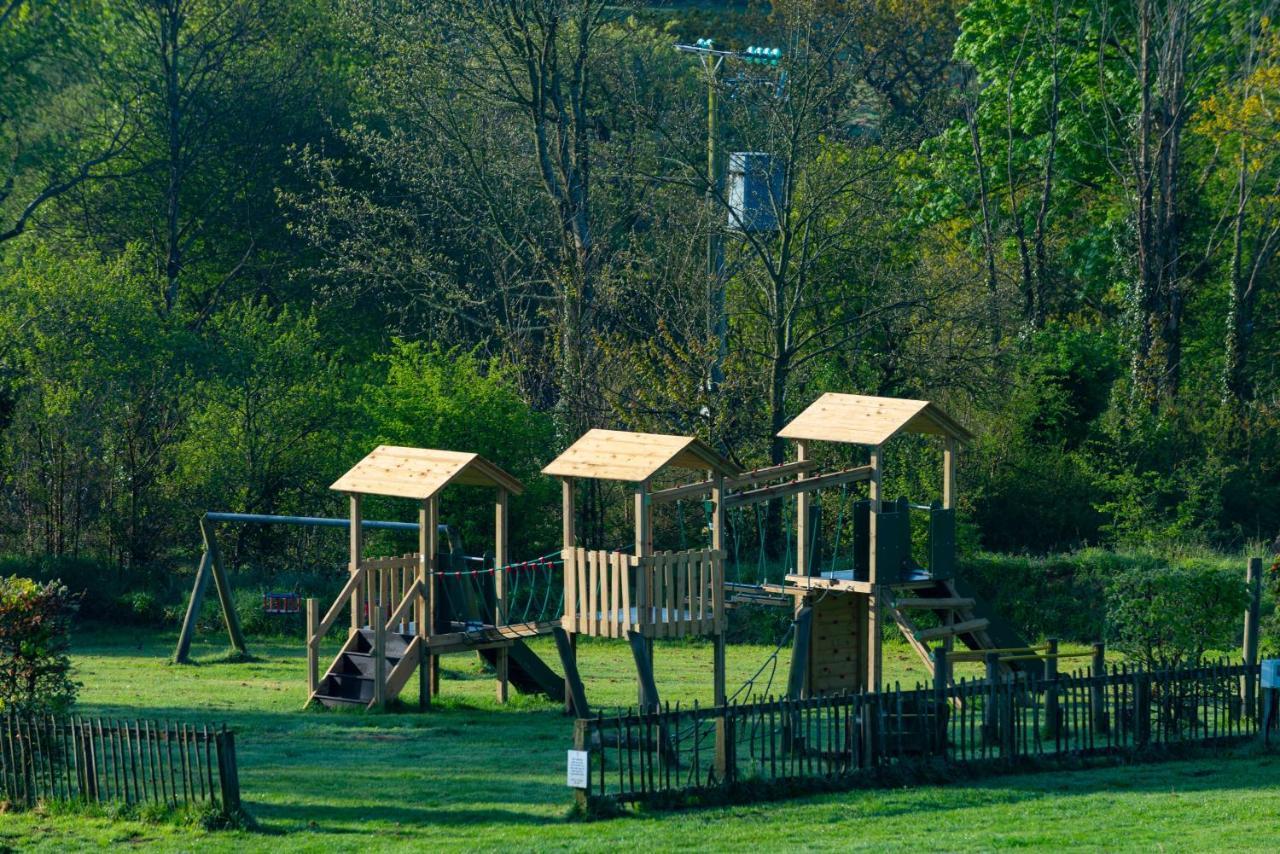 Our Goldfinch 1- Sleeps 2 Persons- Private Hot Tub-Pet Friendly-Tranquil Holiday Away From It All Yet Not Far From St Austell- The Holiday Home Has One Bedroom, Living And Dining Area, Equipped Kitchen-Decking-Outdoor Furniture-Fishing Lakes And More Grampound Kültér fotó