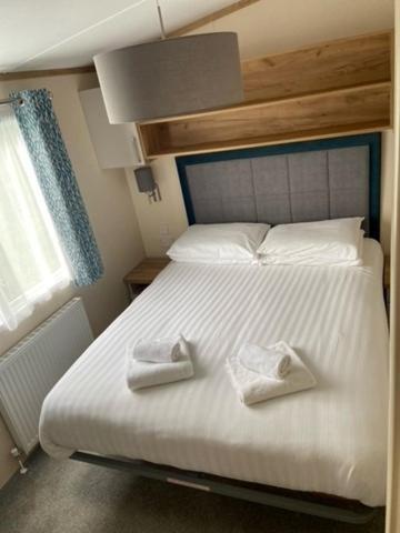 Our Goldfinch 1- Sleeps 2 Persons- Private Hot Tub-Pet Friendly-Tranquil Holiday Away From It All Yet Not Far From St Austell- The Holiday Home Has One Bedroom, Living And Dining Area, Equipped Kitchen-Decking-Outdoor Furniture-Fishing Lakes And More Grampound Kültér fotó