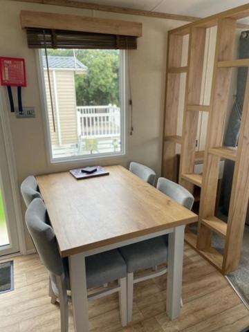 Our Goldfinch 1- Sleeps 2 Persons- Private Hot Tub-Pet Friendly-Tranquil Holiday Away From It All Yet Not Far From St Austell- The Holiday Home Has One Bedroom, Living And Dining Area, Equipped Kitchen-Decking-Outdoor Furniture-Fishing Lakes And More Grampound Kültér fotó