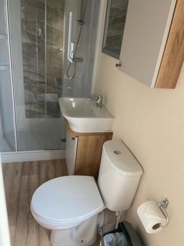 Our Goldfinch 1- Sleeps 2 Persons- Private Hot Tub-Pet Friendly-Tranquil Holiday Away From It All Yet Not Far From St Austell- The Holiday Home Has One Bedroom, Living And Dining Area, Equipped Kitchen-Decking-Outdoor Furniture-Fishing Lakes And More Grampound Kültér fotó